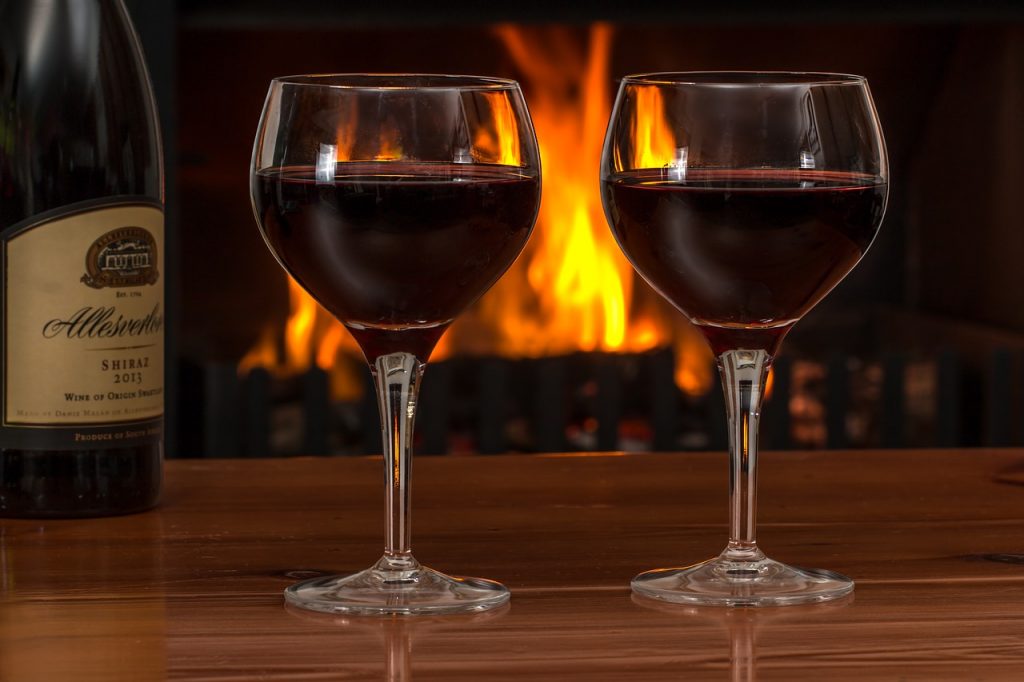 Vino ante calor de chimenea