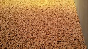 Pellets en la carga de una estufa para quemar